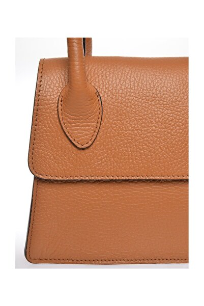 Carla Ferreri Handbag
100% cow leather
Front flap over magnetic closure
Internal pocket
Dimensions : 17x19.5x8  cm