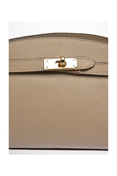 Carla Ferreri Kabelka 
 100% hovězí kůže 
 Horní zapínání na zip 
 Rozměry: 16x23x7,5 cm 
 Rukojeť: 35 cm 
 Ramenní popruh: 12