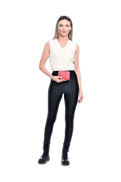 Carla Ferreri Peněženka
100% hovězí kůže
Zapínání na zip
Přihrádky na karty a peníze
Rozměry (D): 10x13x2,5 cm
Rukojeť: