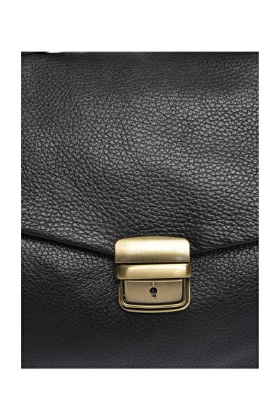 Carla Ferreri Kézitáska
100% marhabőr
Elülső csattal záródik
Belső cipzáras zsebek
Méretek: 21x28,5x11,5 cm
Kéz