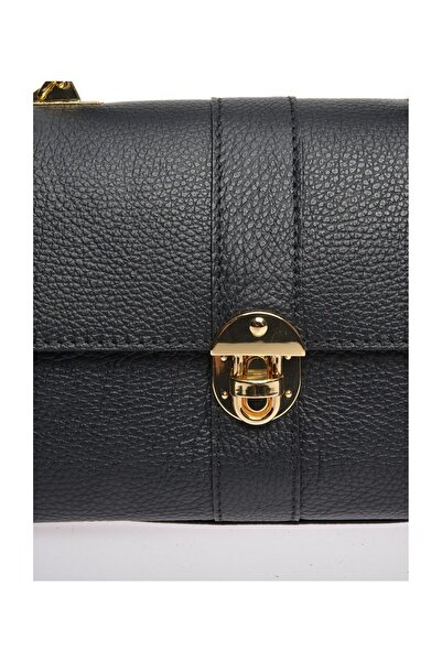 Carla Ferreri Handbag
100% cow leather
Front metal buckle closure
Top zip closure
Two internal compartments
Intern