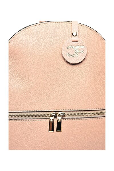 Carla Ferreri Hátizsák
100% marhabőr
Felső cipzáras záródás
Első cipzáras zseb
Méretek (H) 29x23x10 cm
Fogantyú: 19,5 cm