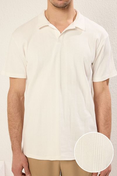 Trendyol Collection Ecrufarbenes Basic-T-Shirt mit Polokragen – reguläre Passform TMNSS25PO00000