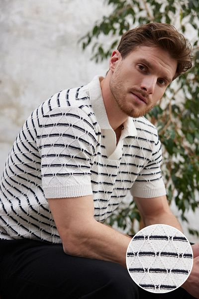 Trendyol Collection Ecru – Marineblaues, gestreiftes Strick-T-Shirt mit regulärer Passform und strukturiertem Polokragen TMNSS25PO00039