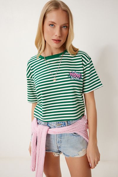 Happiness İstanbul Grünes gestreiftes, besticktes Baumwoll-Crop-Strick-T-Shirt für Damen CR00495