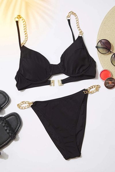 Trendyol Collection Ψηλό πόδι Brazilian μπικίνι με αξεσουάρ μαύρης αλυσίδας TBESS22BA0046