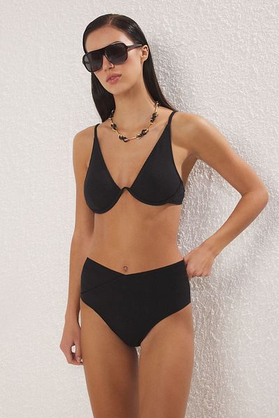 Trendyol Collection Schwarzer, normaler Bikini-Unterteil mit V-Schnitt und hoher Taille TBESS25BA00036