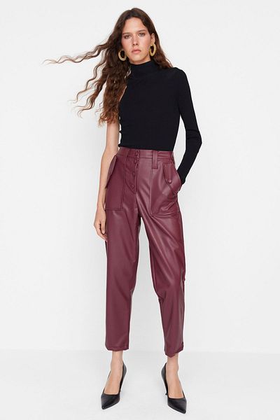 Trendyol Collection Bordeauxrote Hose aus Kunstleder mit Knöpfen – Carrot Woven, Limited Edition TWOAW22PL0083