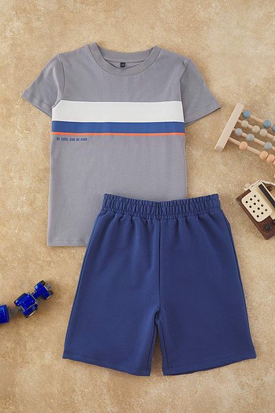 TRENDYOLKIDS Graues Jungen-T-Shirt aus Baumwolle mit bedrucktem Strick – Shorts unten – Oberteil-Set TKDSS25AU00098