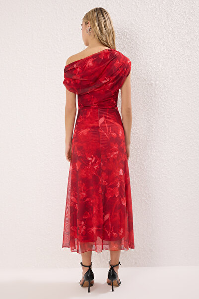 Trendyol Collection Piros-többszínű absztrakt mintás bélelt tüll kötött midi estélyi ruha éjszakai hazatért ruha TPRSS25EL00015