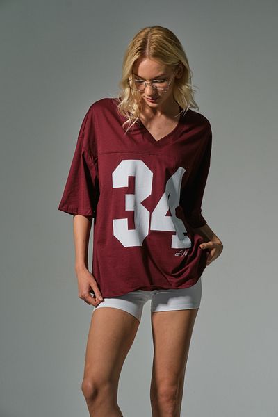 Domoda Claret Red 34 Football Printed College 100% βαμβακερό χτενισμένο βαμβακερό μπλουζάκι με χαλαρή εφαρμογή για γυναίκες @avila