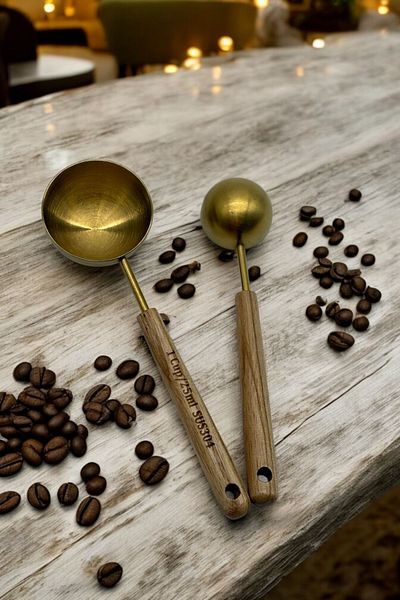 Qerhome Set of 2 Measuring Spoons with Wooden Handle 8 ml - 25 ml Gold
