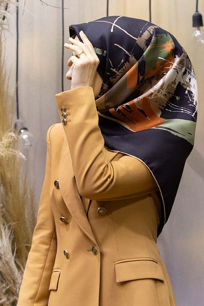 Vissona Μεταξωτό κασκόλ Tan-Khaki με γεωμετρικό σχέδιο - 100% Twill, 90x90, Ράψιμο στο χέρι