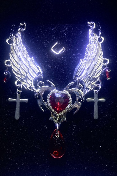TChicora Yapay Elmaslı Kalp ve Haç Motifli Gotik Kanatlı Kolye