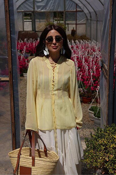 Özge Özgenç Διαφανής μπλούζα με κορδόνια μπροστά