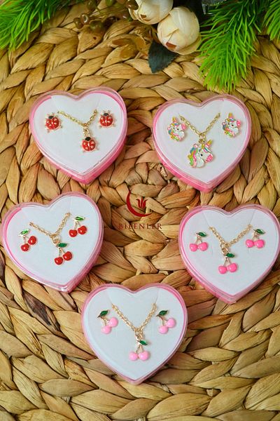 Bilenler Girl's Necklace and Earring Set – Heart in Plastic Box (Mixed Pattern) 1 Piece