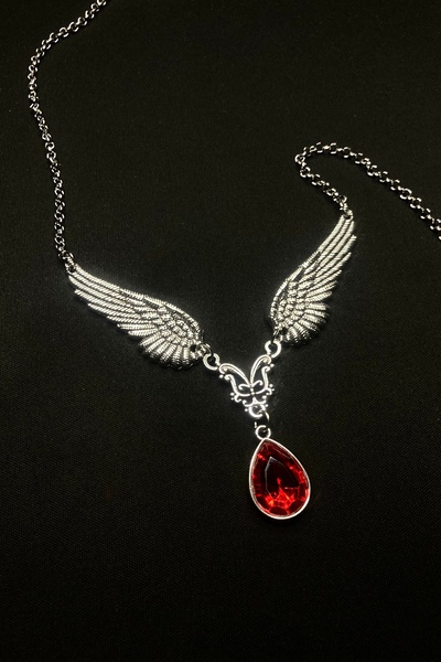 TChicora Kırmızı Taşlı Kanat Kolye – Işıltılı Yapay Elmas Detaylı