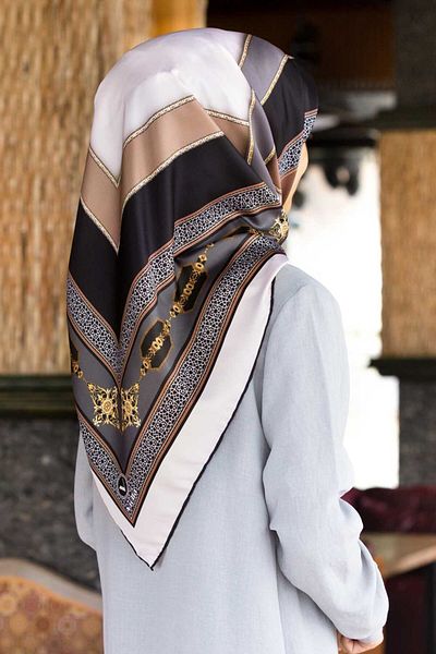 VİOLLA Γκρι μαντήλι Twill - 90x90, Χωρίς μετάξι, Αντίκες μοτίβο και χρυσή λεπτομέρεια