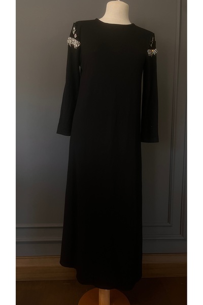 Kübra Tekin Taş İşlemeli Siyah Tasarım Maksi Elbise