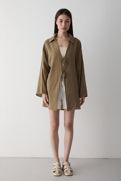 Laluvia Olivgrüne Kimonobluse aus 100 % Leinen mit Spitzendetail – 5218