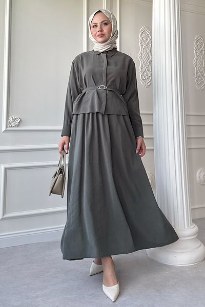 InStyle بدلة كاكي مع تنورة بحزام رفيع