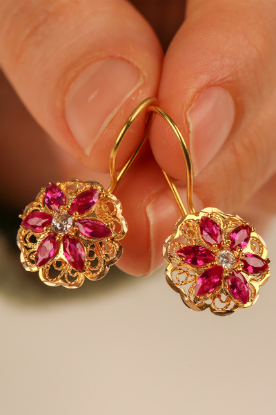 Çgk Çiğdem Gürel Kuyumculuk 14 Ayar Kırmızı Taşlı Gül Küpe