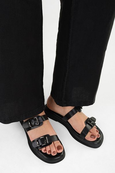 Shoeberry Γυναικείες παντόφλες με αγκράφα Taliya Black Skin