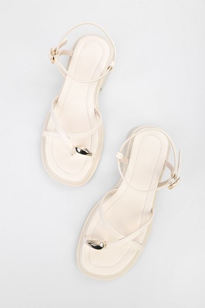 Shoeberry Bianca Béžové dámské sandály se zlatou přezkou