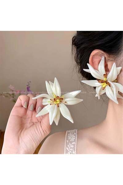 Pelin Aksesuar Büyük Beyaz Yapraklı Çiçek Küpe