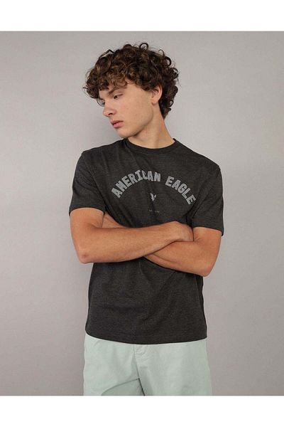 AMERICAN EAGLE تي شيرت بشعار AE