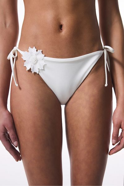 Penti Adeline White Bikini Bottom με αξεσουάρ λουλουδιών - Συλλογή Gamze Erçel