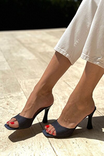 Gökhan Talay Papuci cu toc Hannah bleumarin din denim cu toc mijlociu (8 cm).