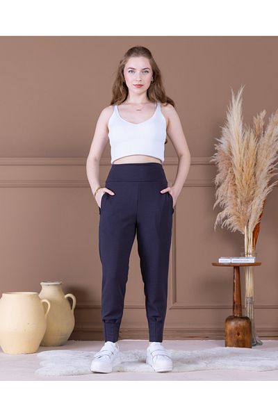 Kinzi Pleated Carrot Leg Pants