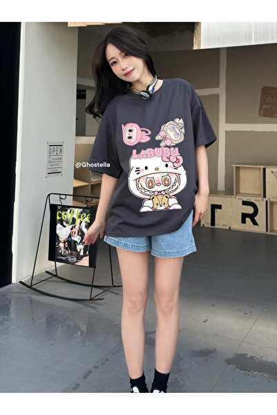 Minga London Tricou supradimensionat unisex cu imprimeu Labubu roz afumat - G...