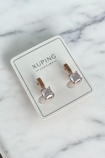 TAKIŞTIR أقراط Xupıng VIP من الفولاذ بتفاصيل حجر ذهبي اللون