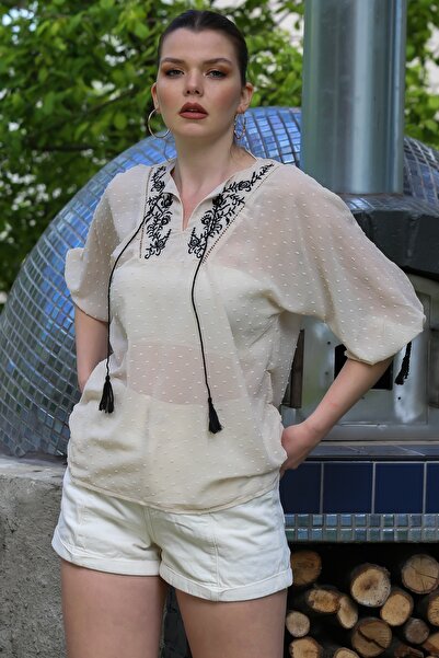 Chiccy Μπεζ στρογγυλή λαιμόκοψη 3/4 μανίκι δεμένη κεντημένη μπλούζα casual ύφανση 65 50