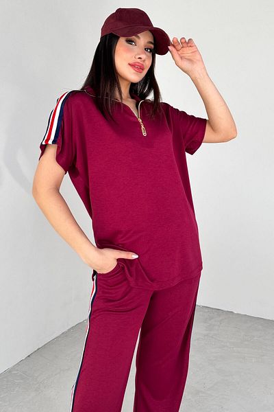 Cappmoda TKM-13299 تي شيرت مخطط بنصف الياقة المدورة وسروال فضفاض بسحاب أحمر كلاريت طقم مكون من قطعتين