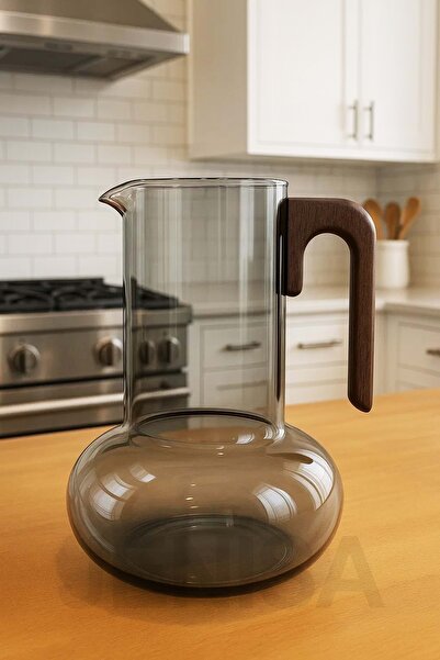 Jenisa Borosilikat Cam Sürahi 1200 ml – Şeffaf Füme Akasya Saplı