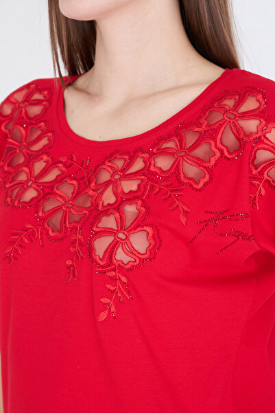 Brevia Kırmızı Yaka detay Çiçek Desen Nakışlı ve Taş İşlemeli Kısa Kol Likralı Kadın Penye Bluz