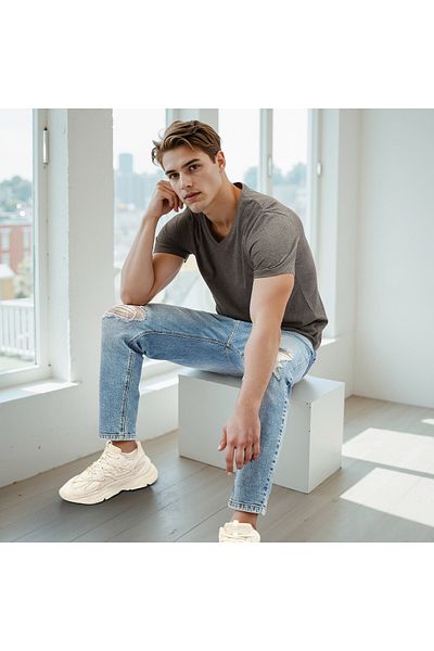 FAV تي شيرت عادي بقصّة Slim Fit ورقبة على شكل حرف V وأكمام قصيرة