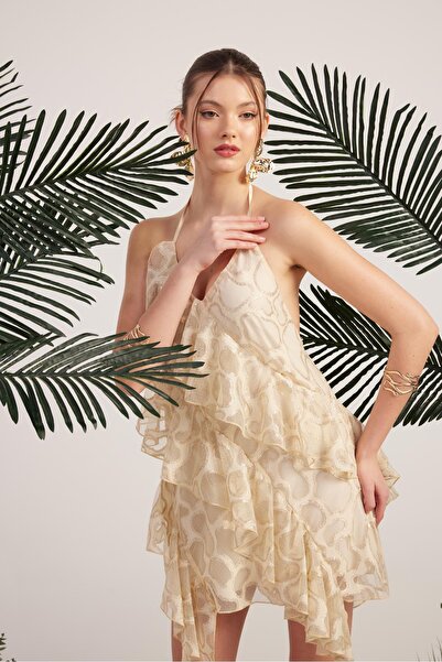 HOLLY LOLLY Μίνι Φόρεμα Daniela με βολάν και λαμπερό ύφασμα σε μπεζ χρώμα