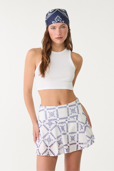 Stradivarius Dökümlü nakışlı şort etek