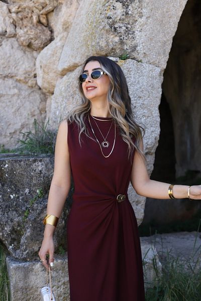bytugcekaya Rochie cu mânecă zero cu cataramă aurie drapată burgundă