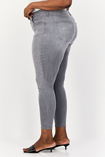 Universal Thread Women Plus Size Lightly Wash Stretchable Denim Jeans, Grey