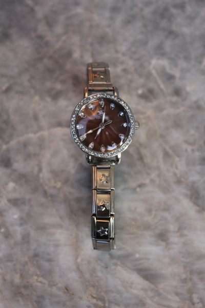 SHINELUC ساعة نسائية من الفولاذ الفضي بحجر مستدير ستار نومي تشارم