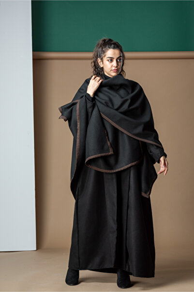 outline شال أسود بقيطان بنية