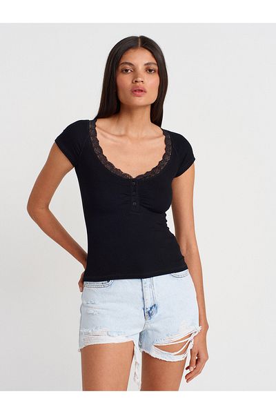 Dilvin 31845 Lace Detailed Buttoned Top-Black