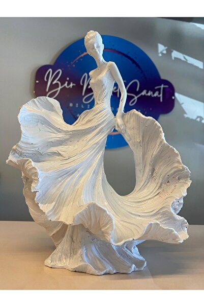 Genel Markalar SAÇLI UZUN ETEĞİ DANS EDEN İSPANYOL KIZ