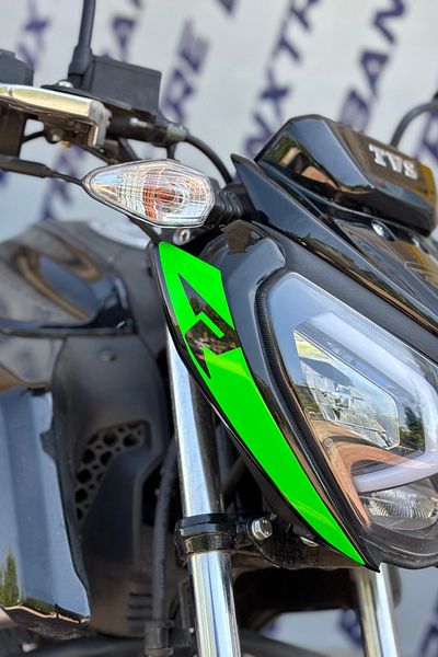 Banxtre Autocolant pentru faruri cu logo R verde neon pentru TVS Raider (2 buc)