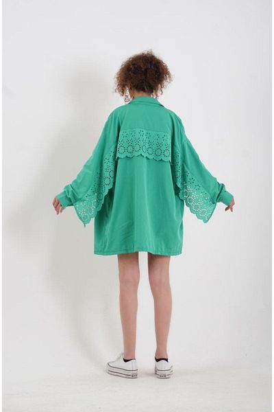 BEBE PLUS Baby Women's Oversize Shirt with Scallop Detail on the Back